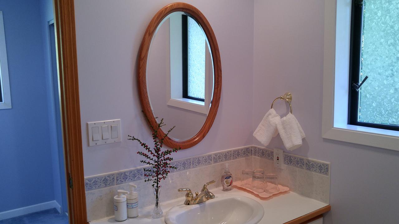 Sunshine Coast Treetop B&B Sechelt Exterior photo