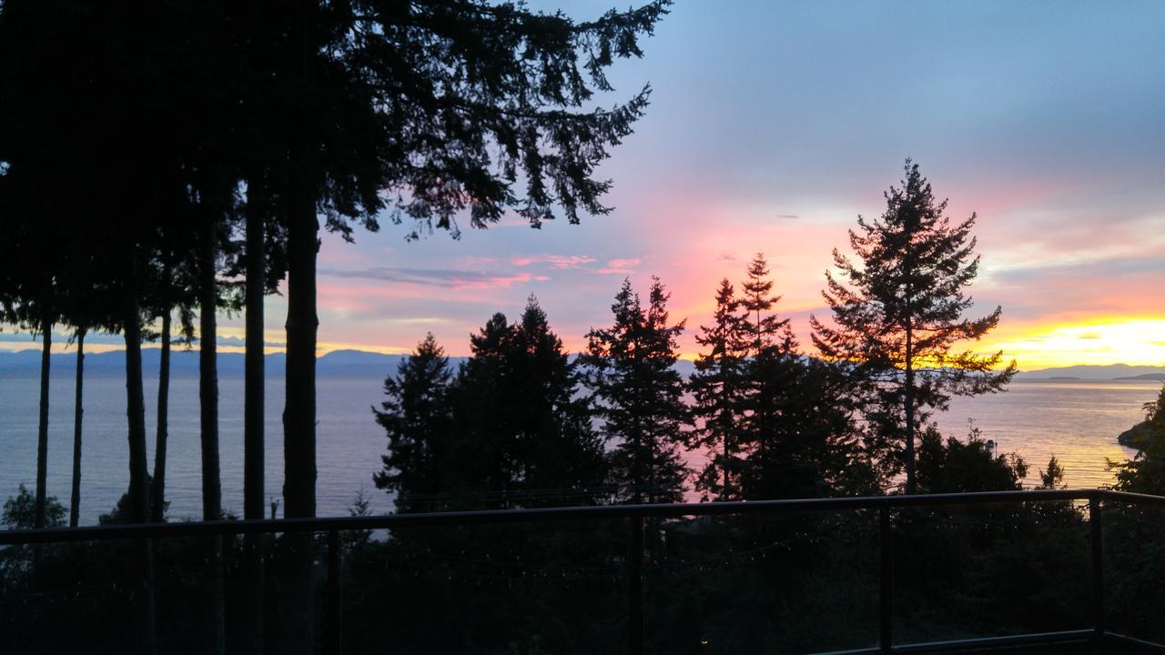 Sunshine Coast Treetop B&B Sechelt Exterior photo